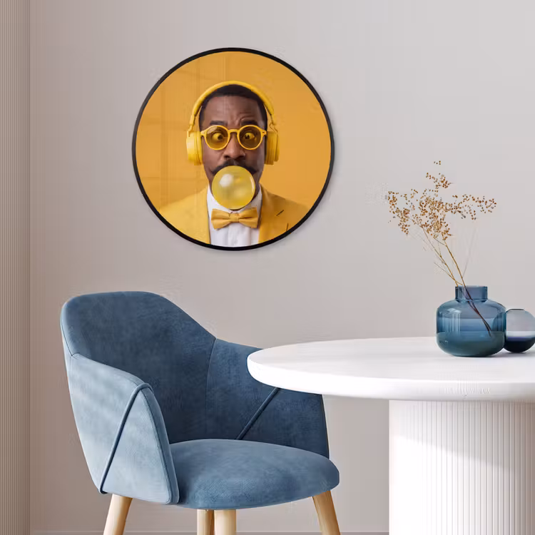 Man - Bubblegum - Portret - Geel - Modern Fotolijst rond zonder passe partout klein -sfeer2