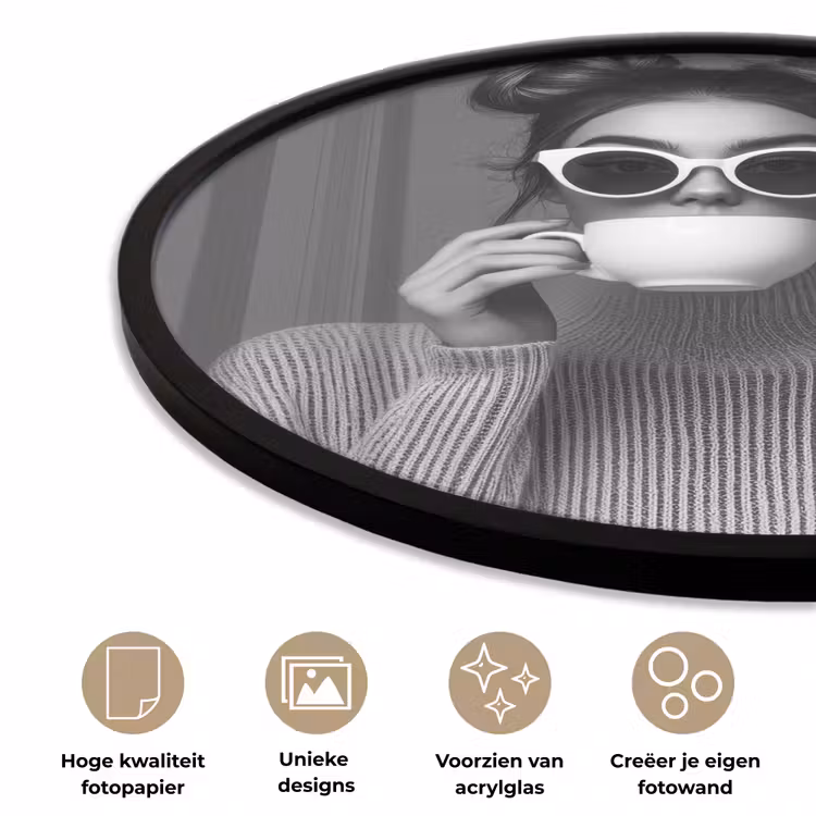 Vrouw - Koffie - Zwart - Wit Fotolijst rond zonder passe partout klein -closeup_NL