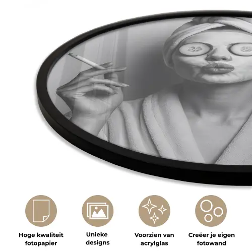 Vrouw - Masker - Wijn - Sigaret Fotolijst rond zonder passe partout klein -closeup_NL