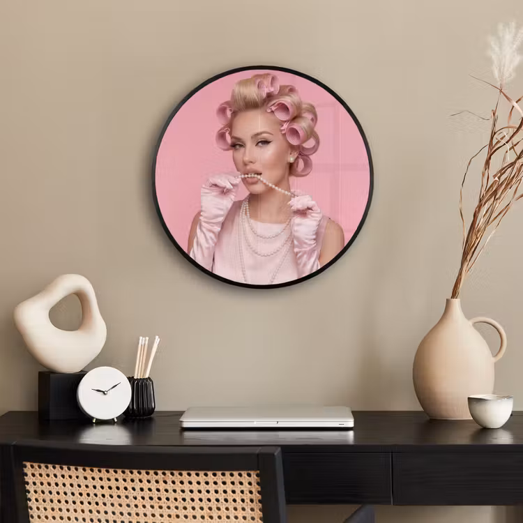 Vrouw - Roze - Parelketting - Krulspelden Fotolijst rond zonder passe partout klein -sfeer1