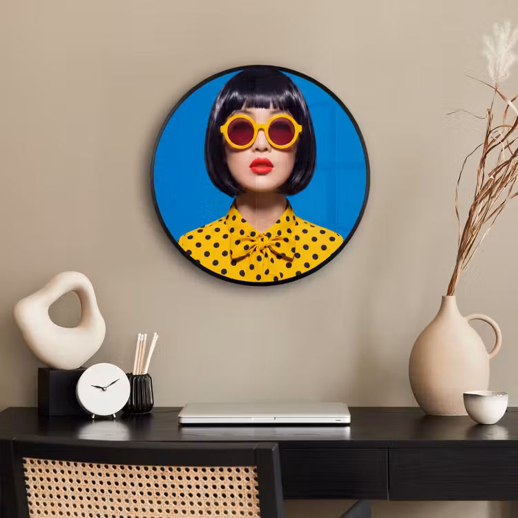 Vrouw - Zonnebril - Pop Art - Portret - Geel Fotolijst rond zonder passe partout klein -sfeer1