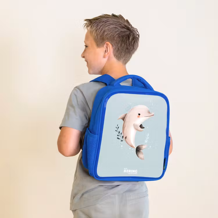 Beige dolfijn in blauw water Kinderrugzak - Blauw middel -sfeer2