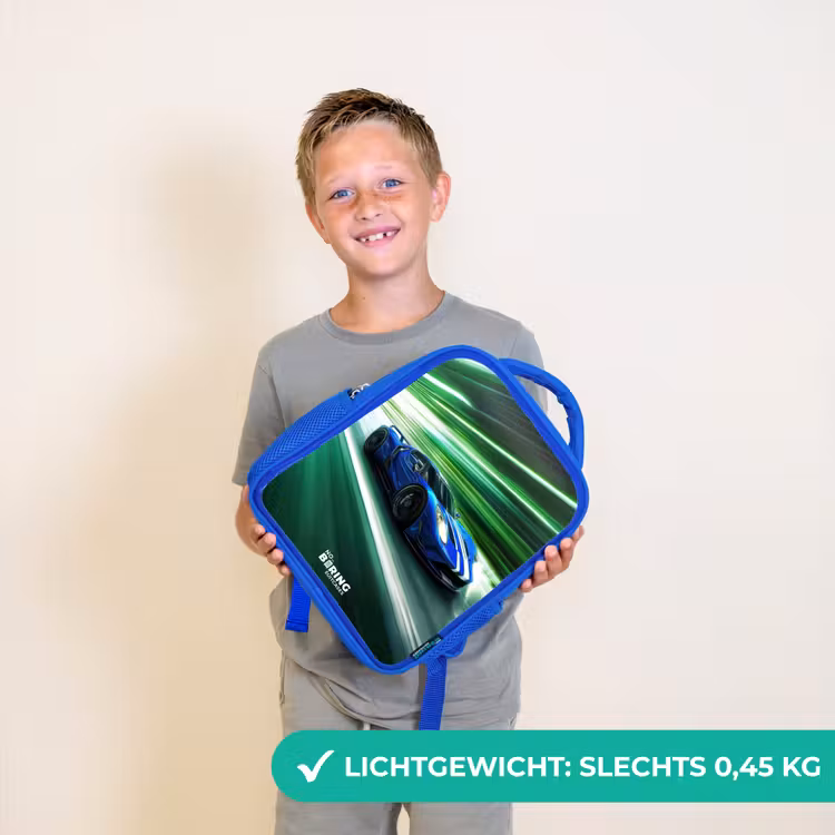 Blauwe raceauto met strepen in groene tunnel Kinderrugzak - Blauw middel -sfeer1_NL