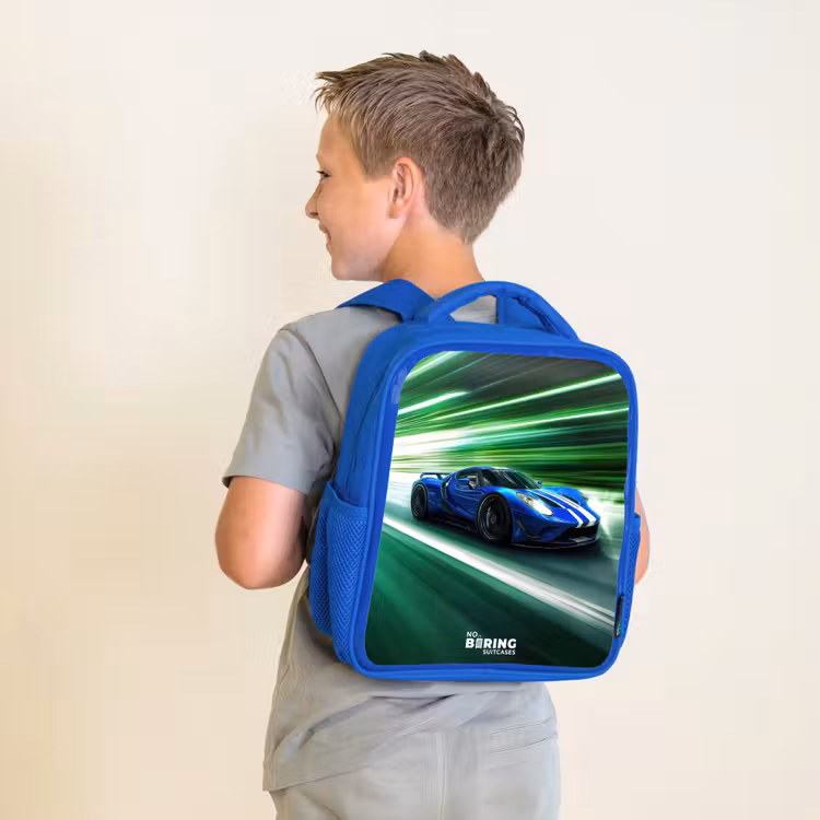 Blauwe raceauto met strepen in groene tunnel Kinderrugzak - Blauw middel -sfeer2