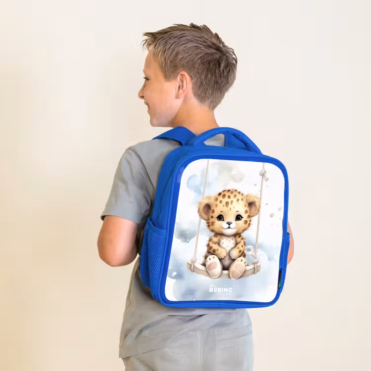 Cheeta welpje op een schommel in de wolken Kinderrugzak - Blauw middel -sfeer2