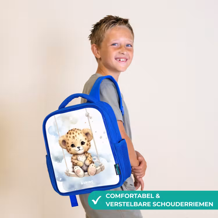Cheeta welpje op een schommel in de wolken Kinderrugzak - Blauw middel -sfeer3_NL