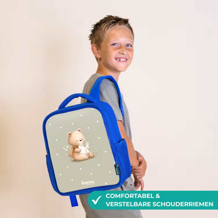 Een bruine beer die een boek leest - Groen Kinderrugzak - Blauw middel -sfeer3_NL