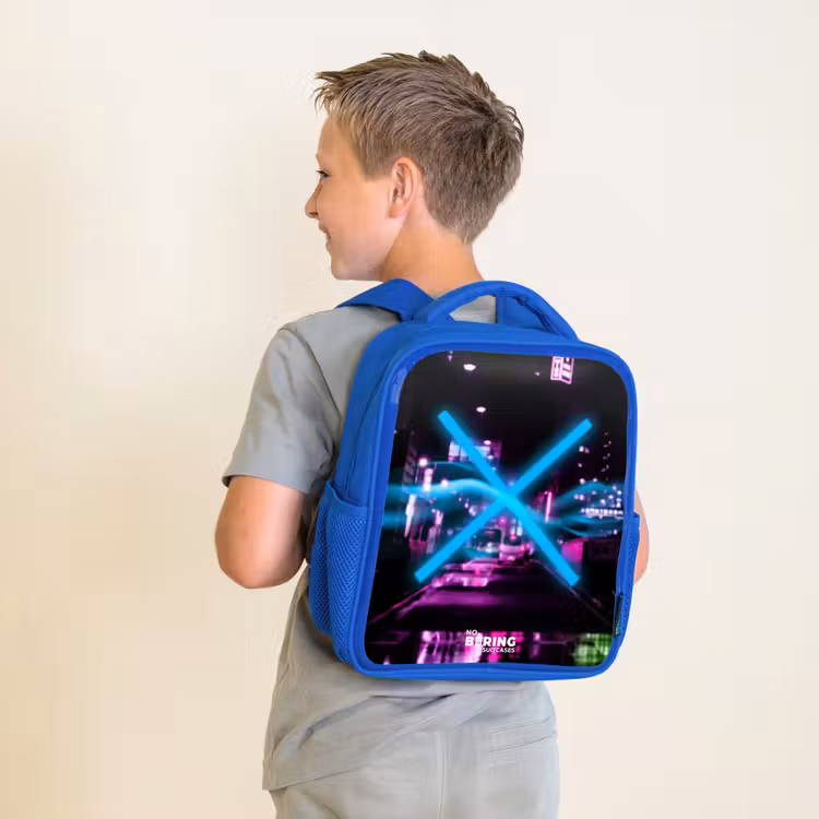 Felblauw kruis boven een nachtelijke straat Kinderrugzak - Blauw middel -sfeer2
