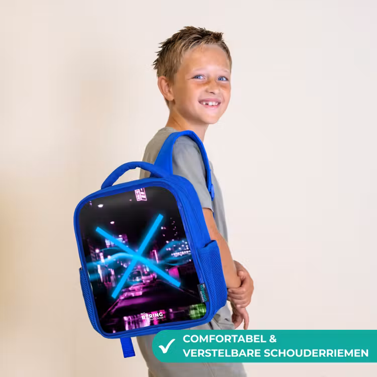 Felblauw kruis boven een nachtelijke straat Kinderrugzak - Blauw middel -sfeer3_NL