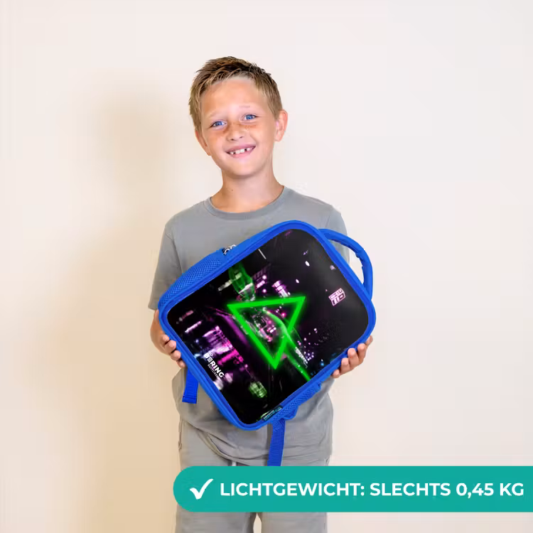 Felgroen driehoek boven een stadstraat Kinderrugzak - Blauw middel -sfeer1_NL