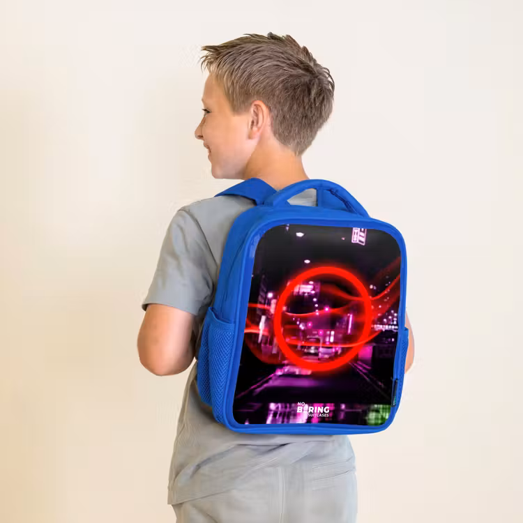Felrode cirkel boven een neonverlichte stad Kinderrugzak - Blauw middel -sfeer2