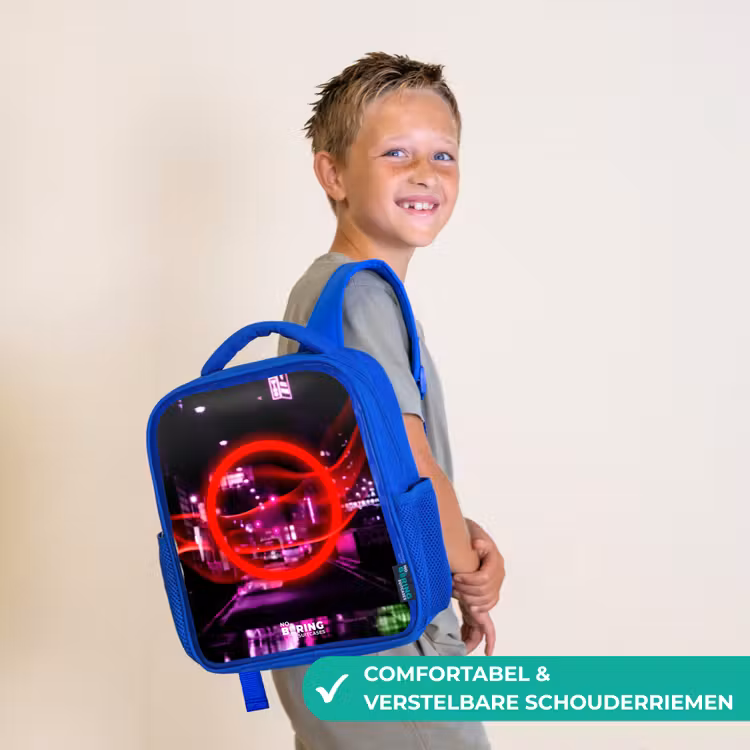 Felrode cirkel boven een neonverlichte stad Kinderrugzak - Blauw middel -sfeer3_NL