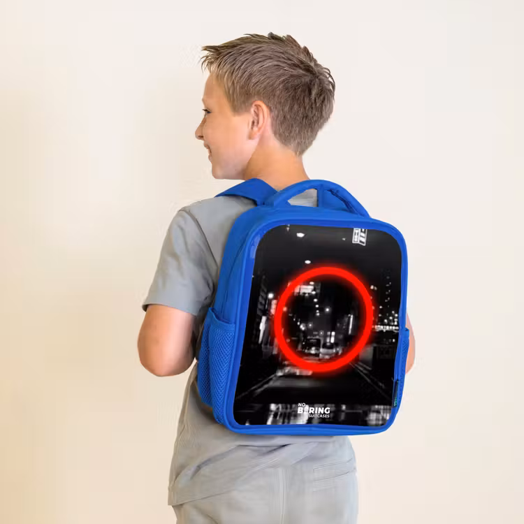 Felrode cirkel boven een stadsstraat Kinderrugzak - Blauw middel -sfeer2