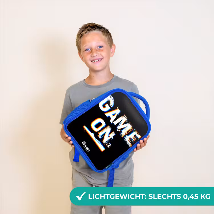 Game on in zwart wit Kinderrugzak - Blauw middel -sfeer1_NL