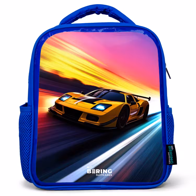 Gele raceauto bij kleurrijke zonsondergang Kinderrugzak - Blauw middel -3d