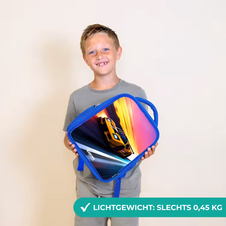 Gele raceauto bij kleurrijke zonsondergang Kinderrugzak - Blauw middel -sfeer1_NL