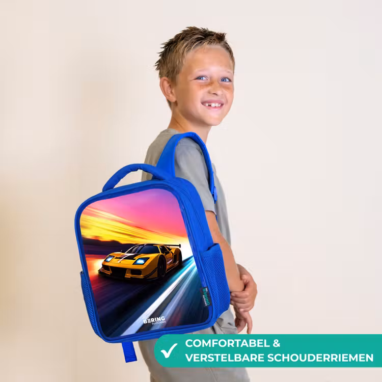 Gele raceauto bij kleurrijke zonsondergang Kinderrugzak - Blauw middel -sfeer3_NL