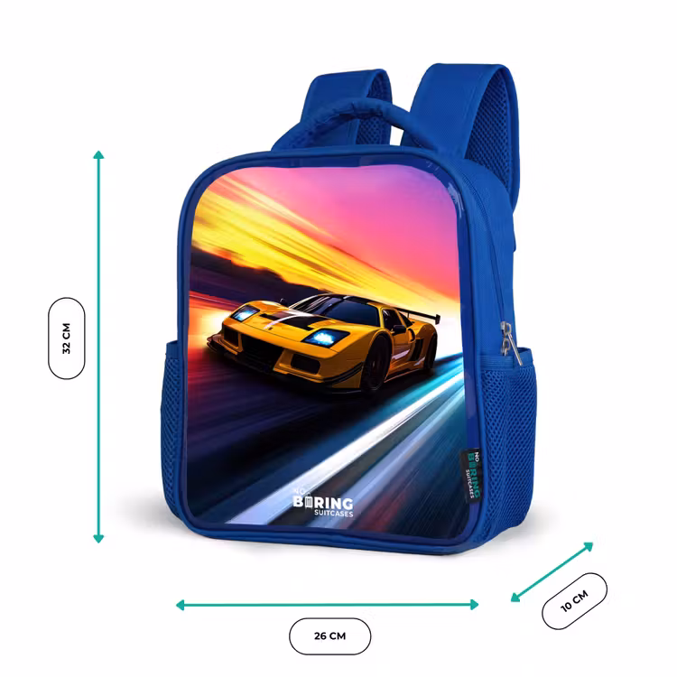 Gele raceauto bij kleurrijke zonsondergang Kinderrugzak - Blauw middel -productfoto_formaten