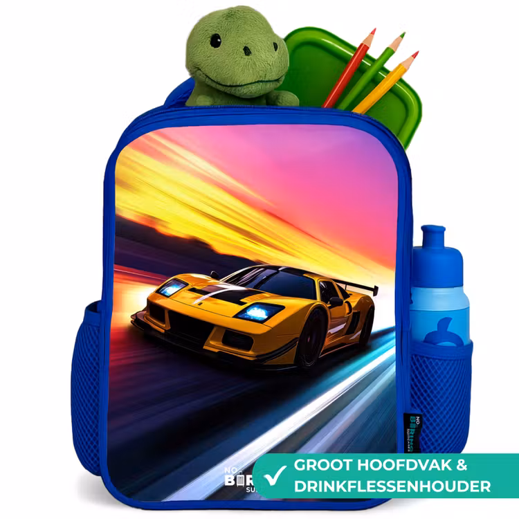 Gele raceauto bij kleurrijke zonsondergang Kinderrugzak - Blauw middel -inhoud_NL