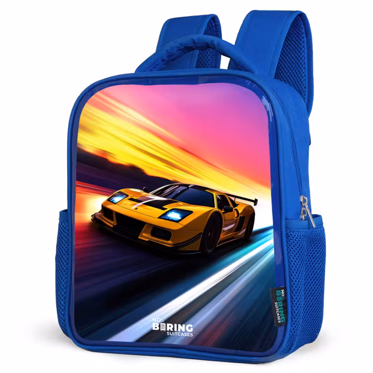 Gele raceauto bij kleurrijke zonsondergang Kinderrugzak - Blauw middel -schuin