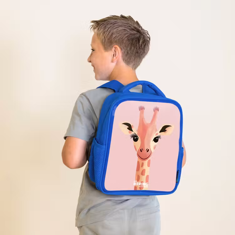 Giraffe - Wimpers - Minimalistisch - Roze Kinderrugzak - Blauw middel -sfeer2