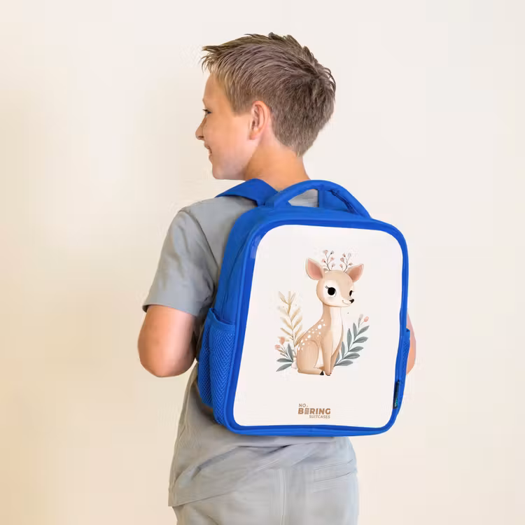 Hertje omringd door planten in beige tinten Kinderrugzak - Blauw middel -sfeer2