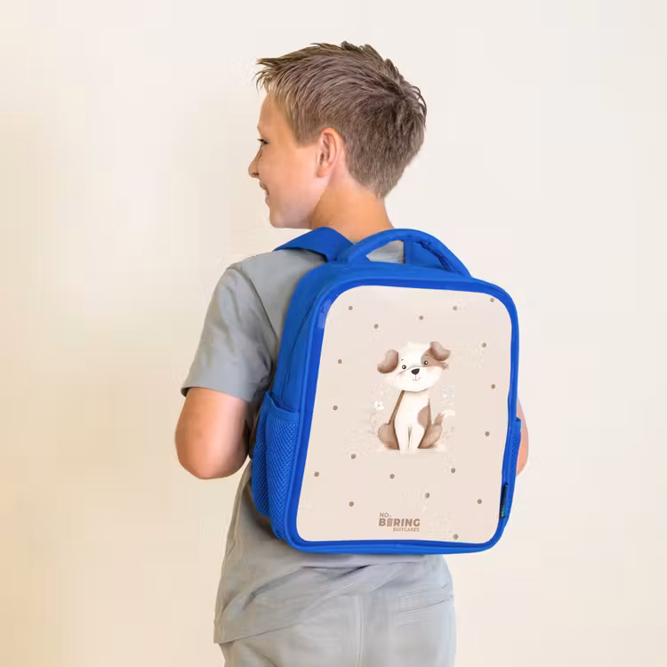 Honden pup omringd door bruine stippen Kinderrugzak - Blauw middel -sfeer2