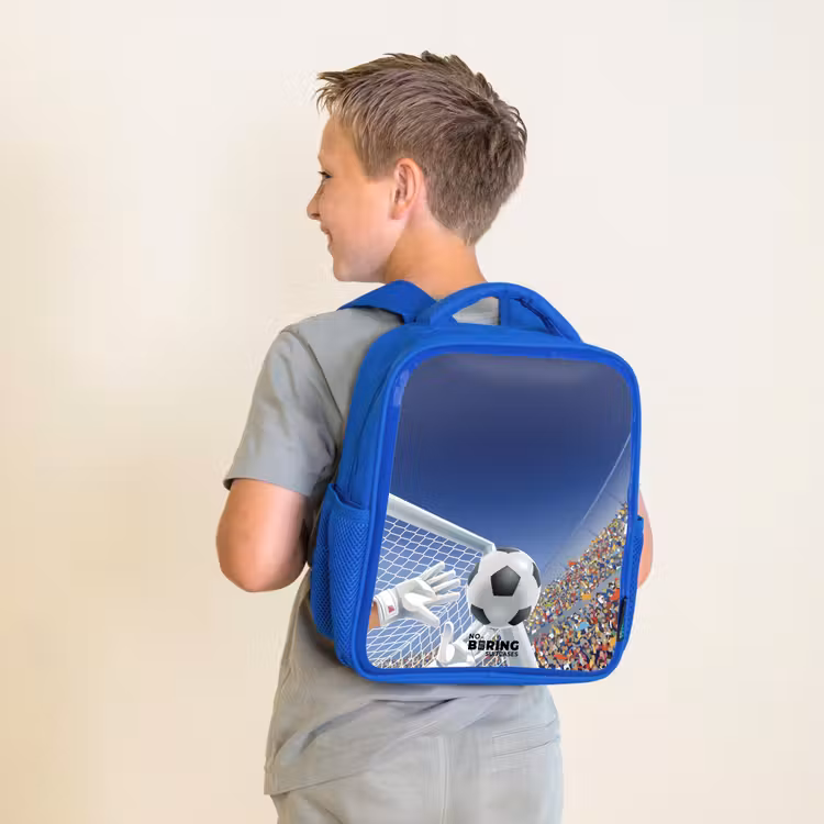 Keeper die een voetbal tegenhoud Kinderrugzak - Blauw middel -sfeer2
