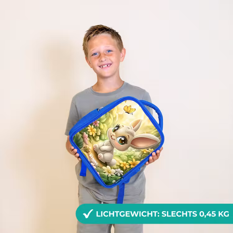 Konijn - Zonlicht - Sprookjesachtig - Vlinder Kinderrugzak - Blauw middel -sfeer1_NL