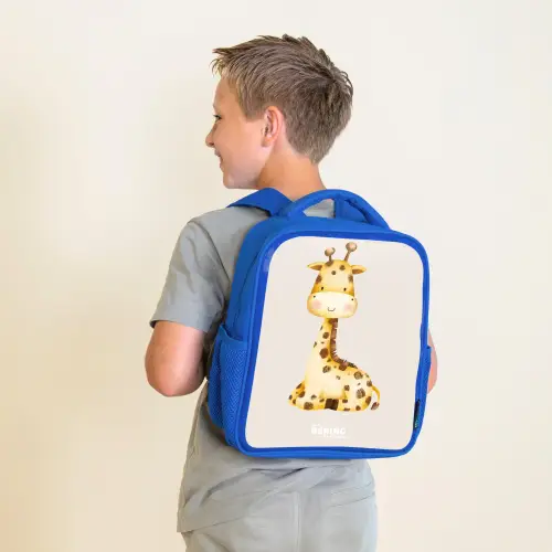 Liggende giraffe illustratie op beige achtergrond Kinderrugzak - Blauw middel -sfeer2