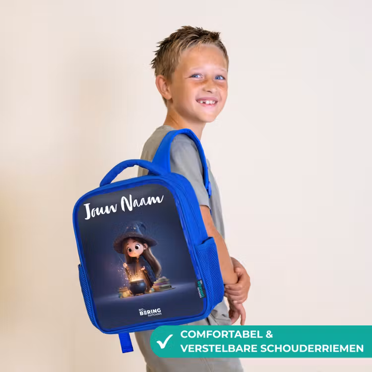 Betoverend meisje met ketel Kinderrugzak - Blauw middel -sfeer3_NL