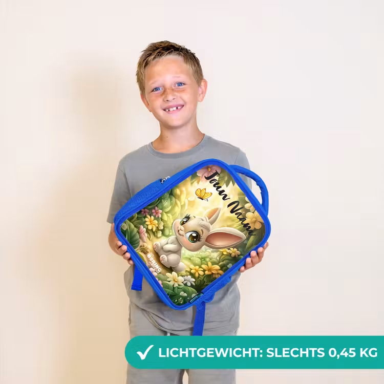 Konijn - Zonlicht - Sprookjesachtig - Vlinder Kinderrugzak - Blauw middel -sfeer1_NL