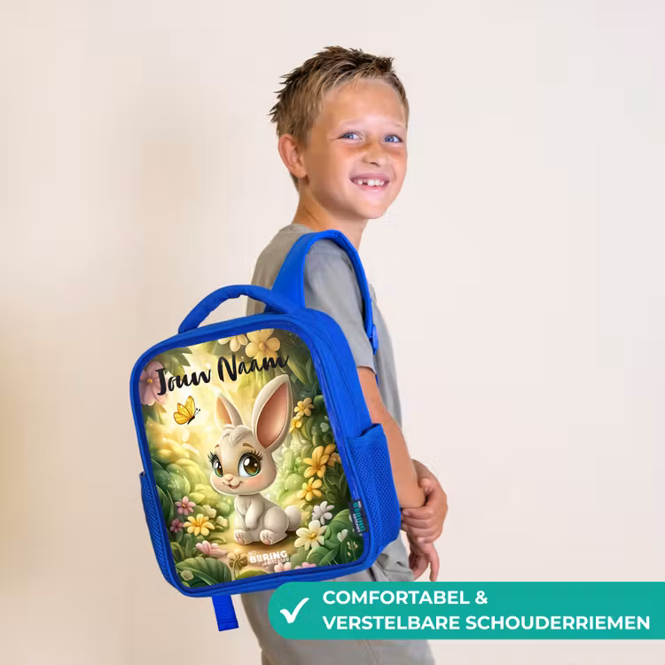 Konijn - Zonlicht - Sprookjesachtig - Vlinder Kinderrugzak - Blauw middel -sfeer3_NL