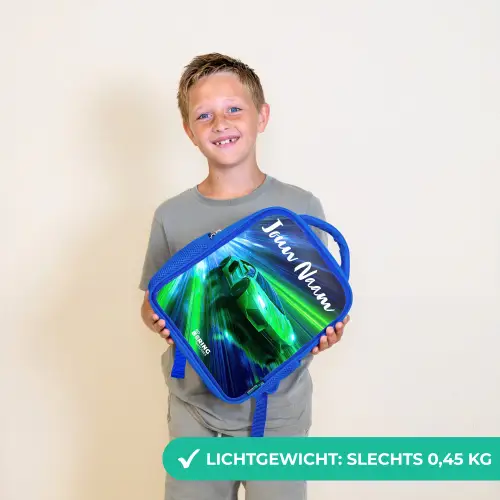 Sportauto - Groen - Snelheidslijnen - Neon Kinderrugzak - Blauw middel -sfeer1_NL