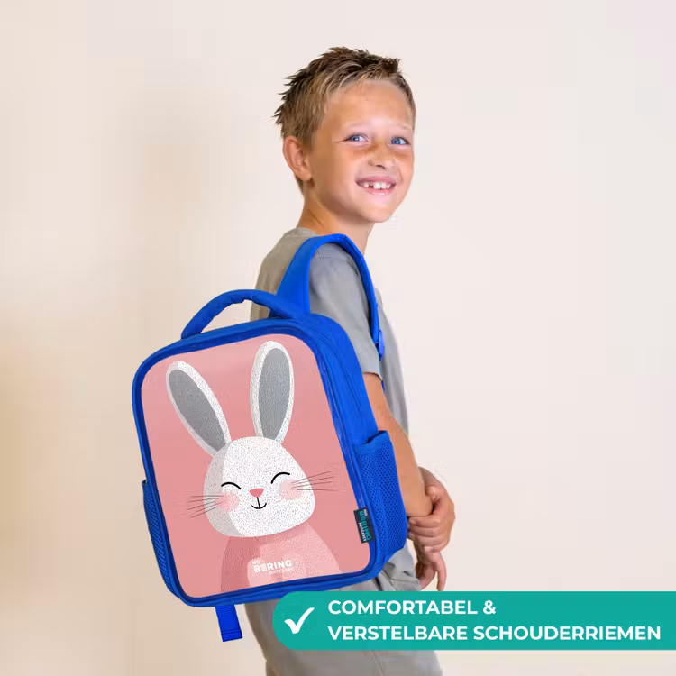 Roze - Konijn - Glimlach - Illustratie Kinderrugzak - Blauw middel -sfeer3_NL