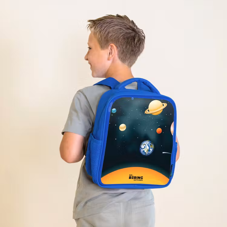 Ruimte met planeten Kinderrugzak - Blauw middel -sfeer2