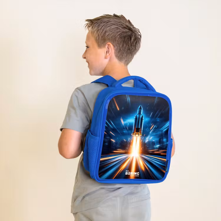 Ruimteraket stijgt op in nachtelijk lichtspektakel Kinderrugzak - Blauw middel -sfeer2