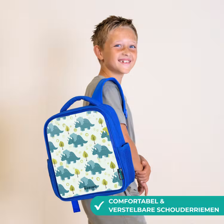 Triceratopsen tussen boompjes Kinderrugzak - Blauw middel -sfeer3_NL