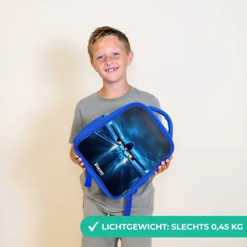 Vliegtuig opstartend in futuristisch nachtlandschap Kinderrugzak - Blauw middel -sfeer1_NL