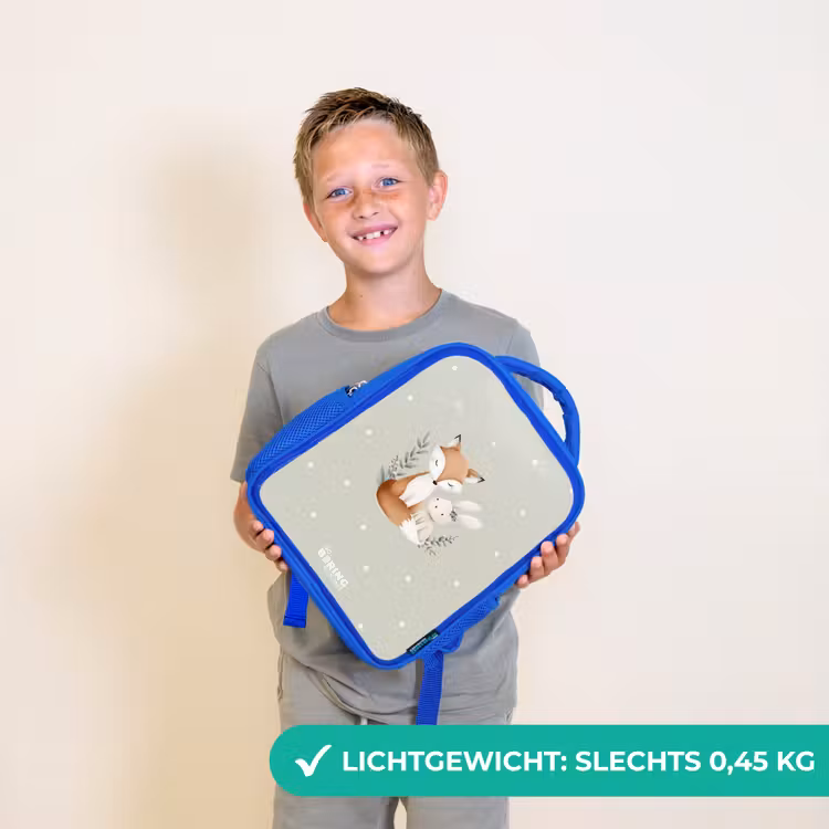 Vos en konijn omringd door groene blaadjes en stippen Kinderrugzak - Blauw middel -sfeer1_NL