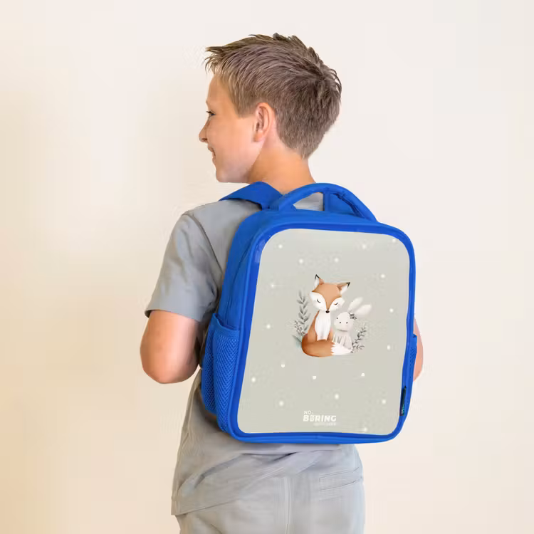 Vos en konijn omringd door groene blaadjes en stippen Kinderrugzak - Blauw middel -sfeer2