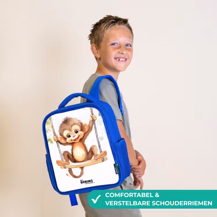 Vrolijk aapje op een schommel illustratie Kinderrugzak - Blauw middel -sfeer3_NL