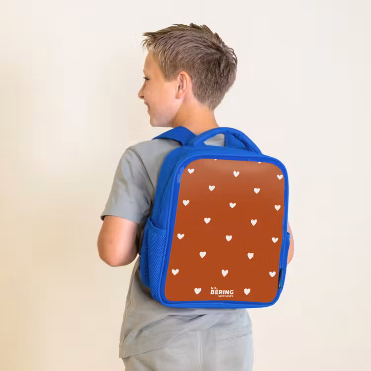 Wit hartjespatroon op oranje bruine achtergrond Kinderrugzak - Blauw middel -sfeer2