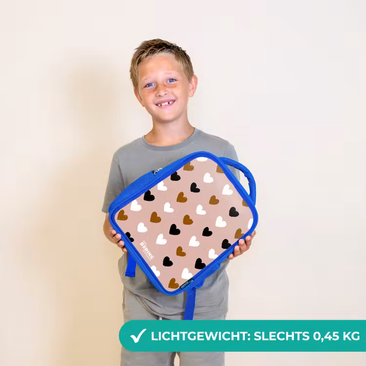 Zwart, wit en bruin hartjespatroon op oudroze achtergrond Kinderrugzak - Blauw middel -sfeer1_NL