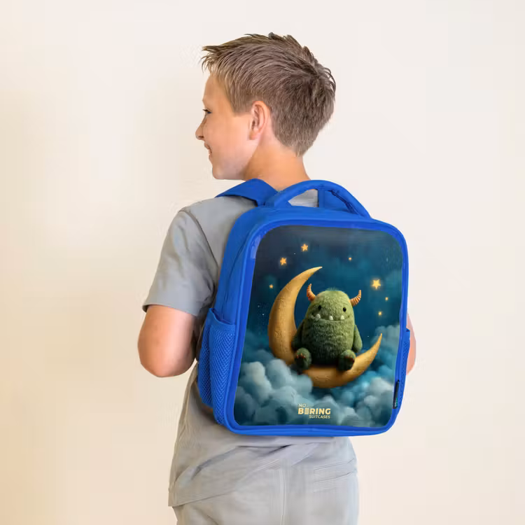 Groen monster op maansikkel Kinderrugzak - Blauw middel -sfeer2