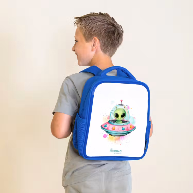 Groene alien in kleurrijke UFO Kinderrugzak - Blauw middel -sfeer2