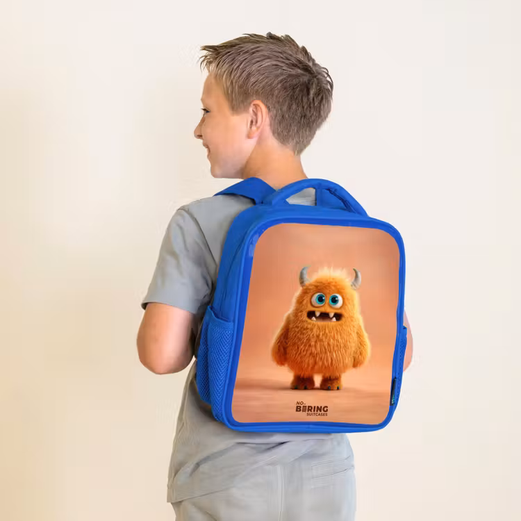 Oranje Pluizig Monster met Hoorns Kinderrugzak - Blauw middel -sfeer2