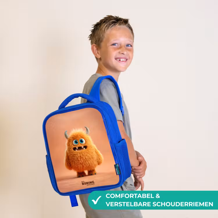Oranje Pluizig Monster met Hoorns Kinderrugzak - Blauw middel -sfeer3_NL