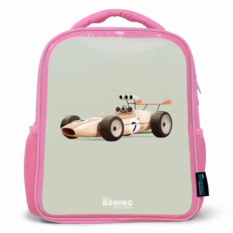 Beige retro raceauto op groen achtergrond Kinderrugzak - Roze middel -3d