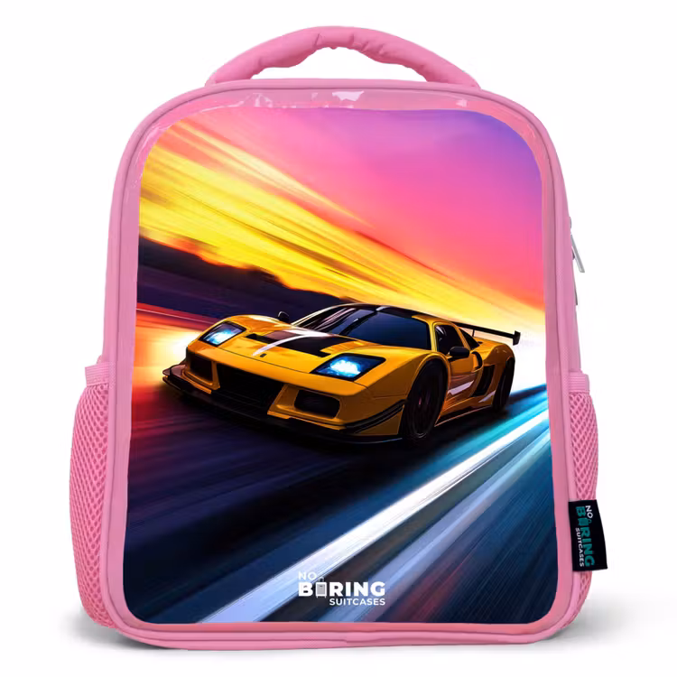 Gele raceauto bij kleurrijke zonsondergang Kinderrugzak - Roze middel -3d